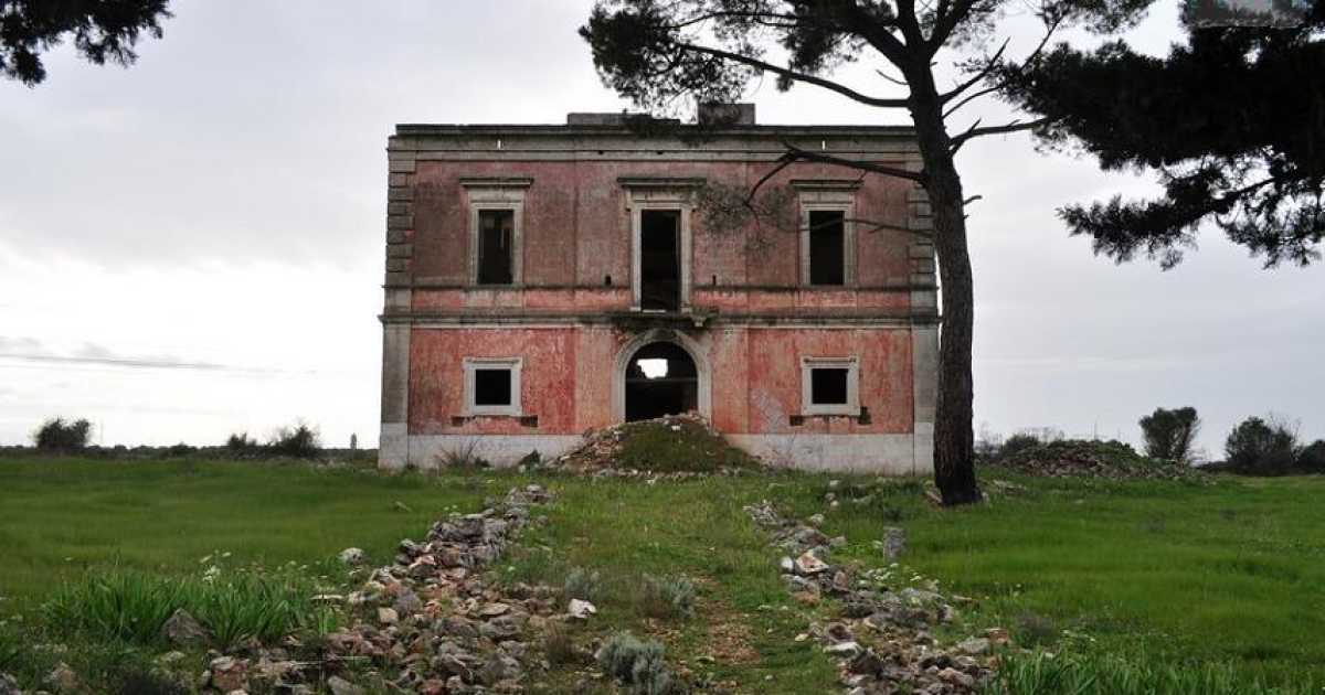 Quell'antica villa che domina la statale 100 dall'alto di una collina